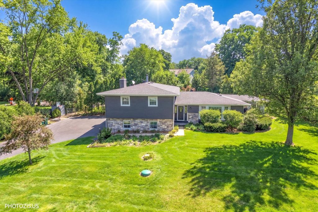3270 Middlesax Drive, Long Grove, IL 60047