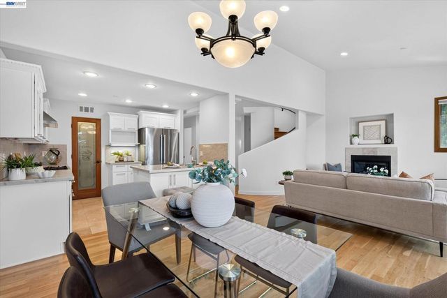 84 Siena Dr, Oakland, CA 94605