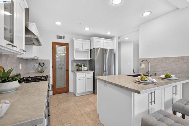 84 Siena Dr, Oakland, CA 94605