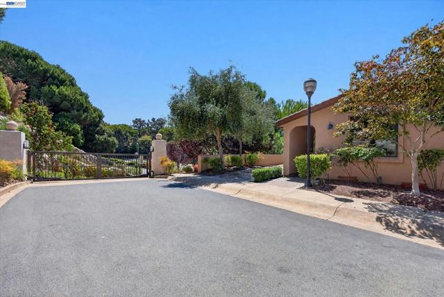 84 Siena Dr, Oakland, CA 94605