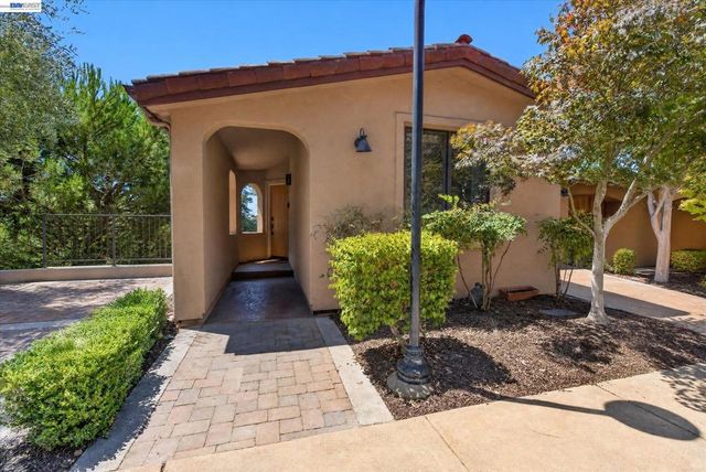 84 Siena Dr, Oakland, CA 94605