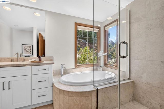 84 Siena Dr, Oakland, CA 94605
