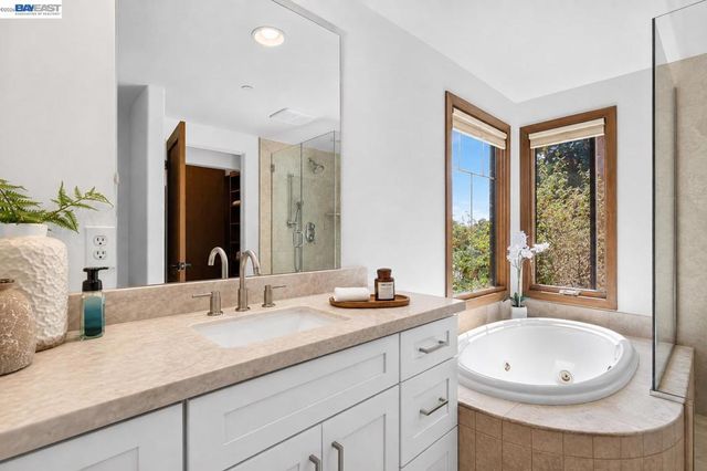 84 Siena Dr, Oakland, CA 94605