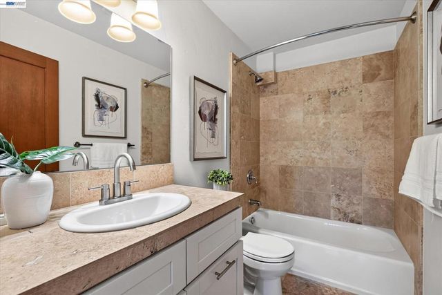 84 Siena Dr, Oakland, CA 94605