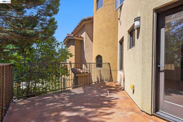 84 Siena Dr, Oakland, CA 94605