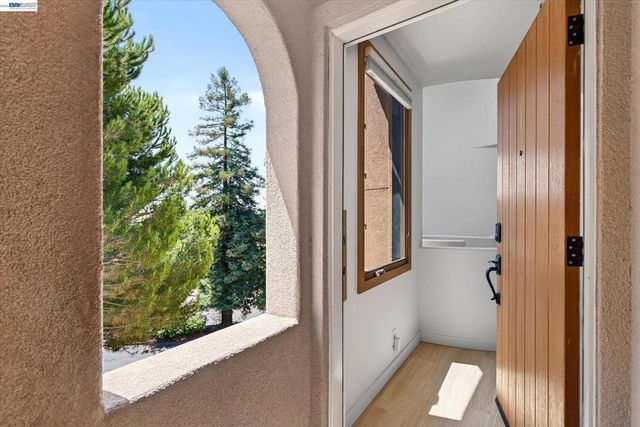 84 Siena Dr, Oakland, CA 94605