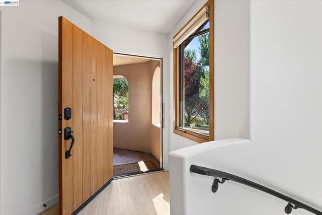 84 Siena Dr, Oakland, CA 94605