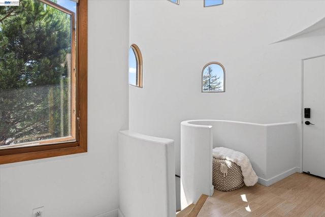 84 Siena Dr, Oakland, CA 94605