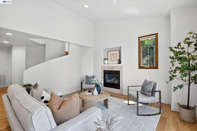 84 Siena Dr, Oakland, CA 94605