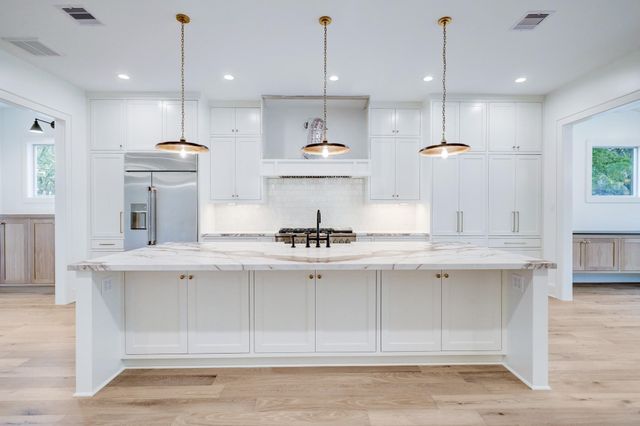 2031 Saxon Drive, Houston, TX 77018