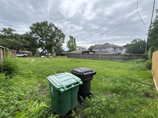 2031 Saxon Drive, Houston, TX 77018