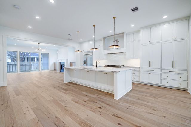 2031 Saxon Drive, Houston, TX 77018