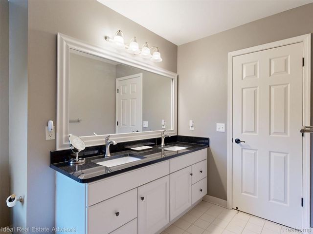 1364 Kentfield Drive, Rochester, MI 48307