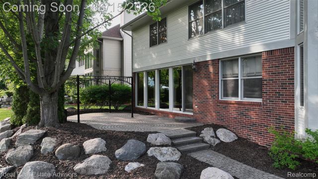 1364 Kentfield Drive, Rochester, MI 48307