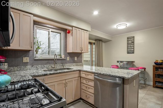 41133 Ivywood Lane, Plymouth Charter Township, MI 48170