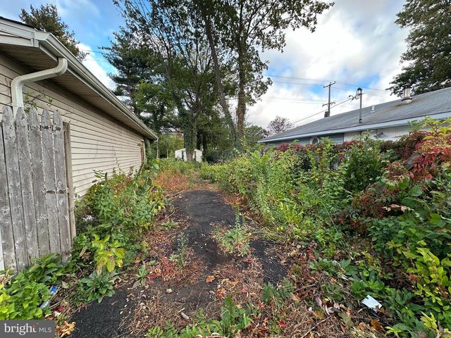 177 PINEWOOD DR, Levittown, PA 19054