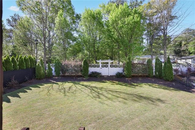 1025 Crossvine Road, Roswell, GA 30075