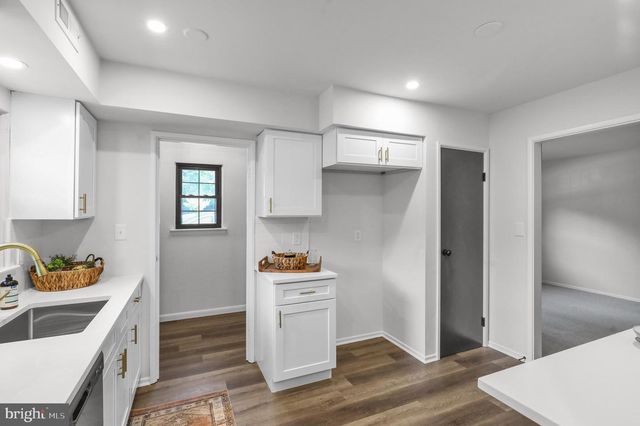 379 VALLEYBROOK DR, Lancaster, PA 17601