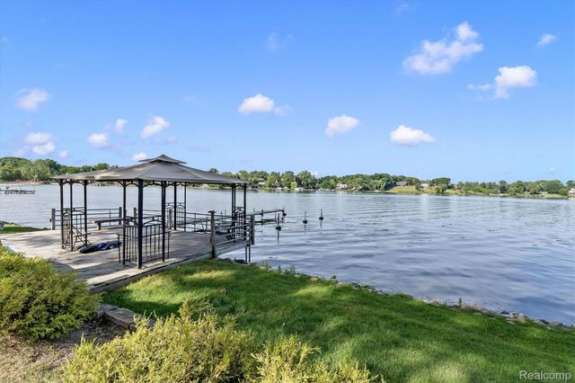 1879 Long Pointe Drive, Bloomfield Hills, MI 48302