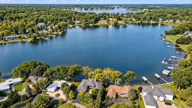 1879 Long Pointe Drive, Bloomfield Hills, MI 48302