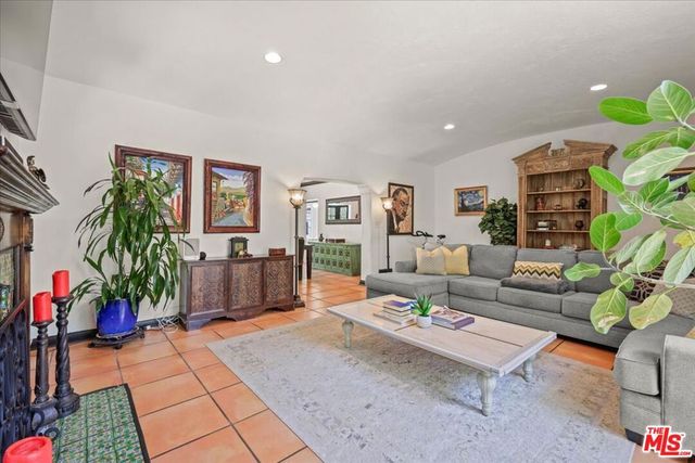 6119 Del Valle Drive, Los Angeles, CA 90048