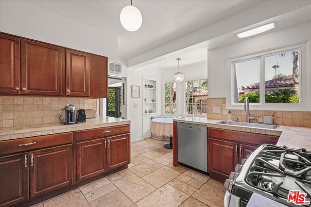 6119 Del Valle Drive, Los Angeles, CA 90048