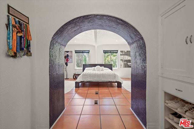 6119 Del Valle Drive, Los Angeles, CA 90048