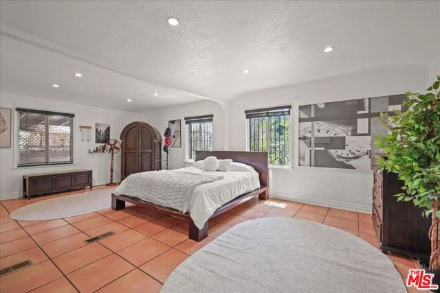 6119 Del Valle Drive, Los Angeles, CA 90048