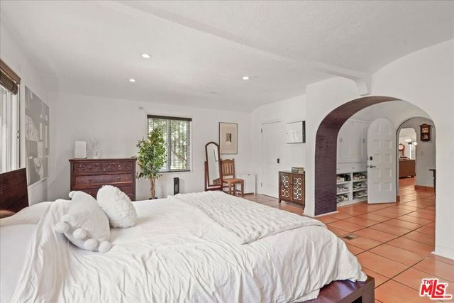 6119 Del Valle Drive, Los Angeles, CA 90048