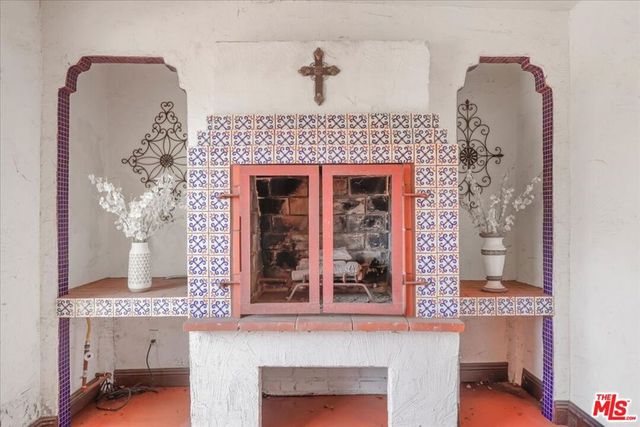 6119 Del Valle Drive, Los Angeles, CA 90048