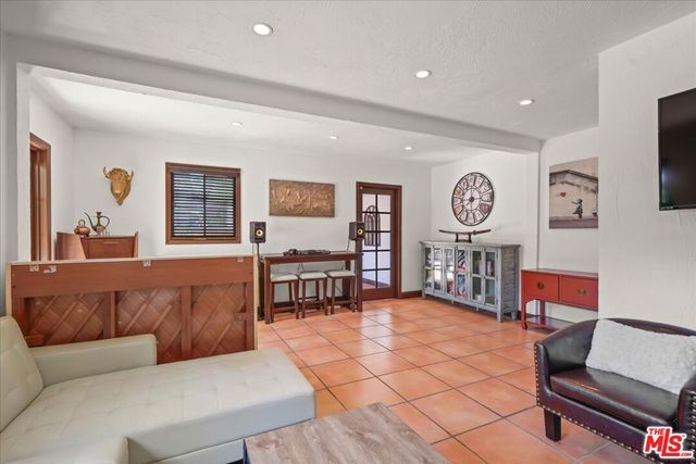 6119 Del Valle Drive, Los Angeles, CA 90048