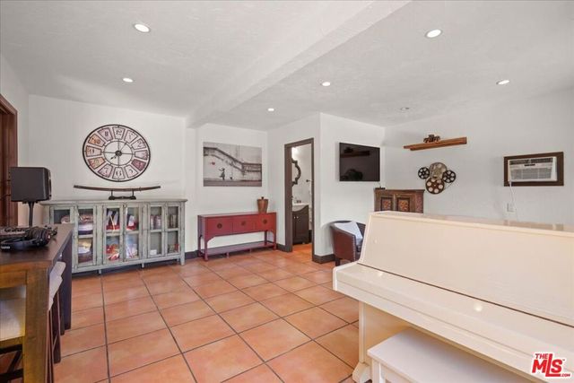 6119 Del Valle Drive, Los Angeles, CA 90048