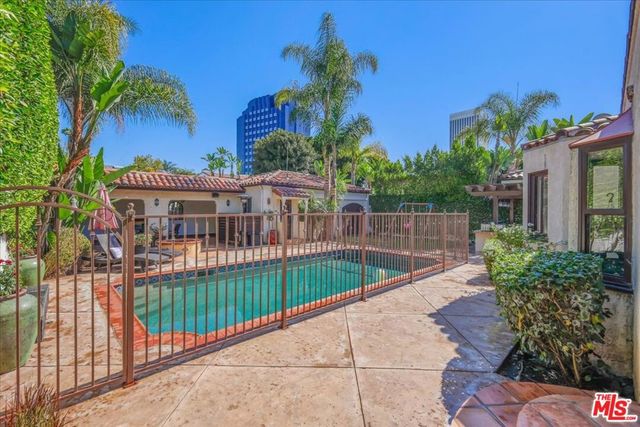 6119 Del Valle Drive, Los Angeles, CA 90048