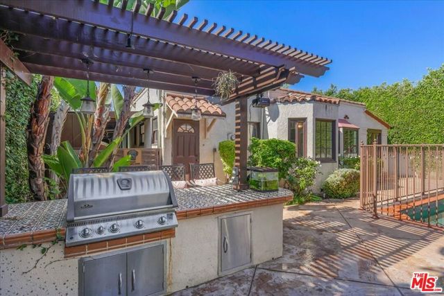 6119 Del Valle Drive, Los Angeles, CA 90048