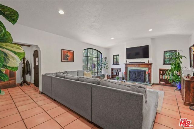 6119 Del Valle Drive, Los Angeles, CA 90048