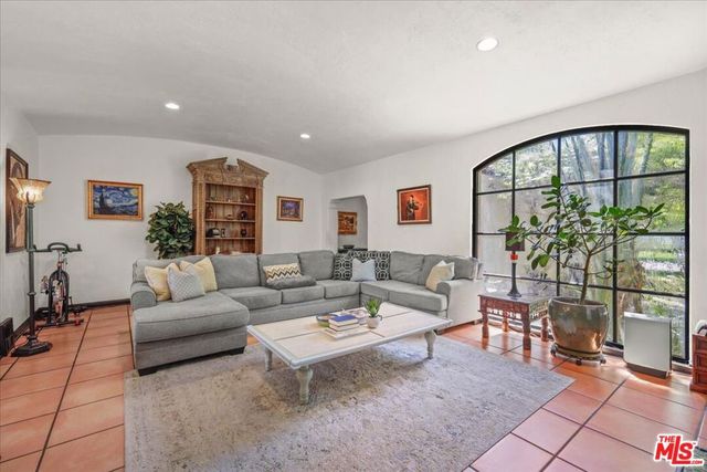 6119 Del Valle Drive, Los Angeles, CA 90048
