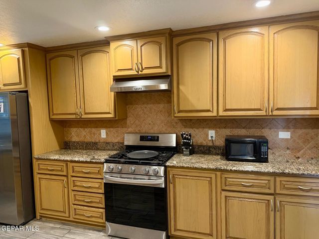4921 VISTA GRANDE Circle, El Paso, TX 79922