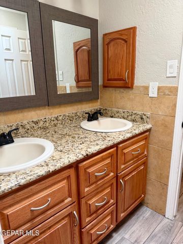 4921 VISTA GRANDE Circle, El Paso, TX 79922