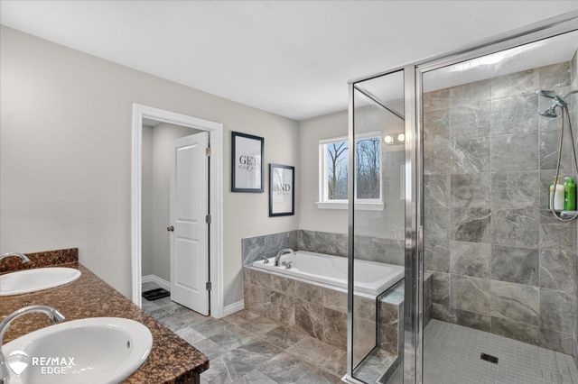 8224 Peninsula Circle, Grand Blanc, MI 48439