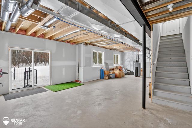 8224 Peninsula Circle, Grand Blanc, MI 48439