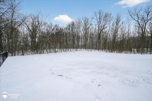 8224 Peninsula Circle, Grand Blanc, MI 48439