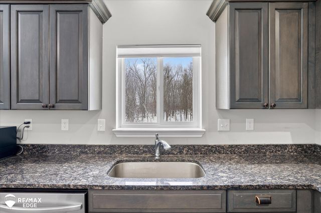 8224 Peninsula Circle, Grand Blanc, MI 48439