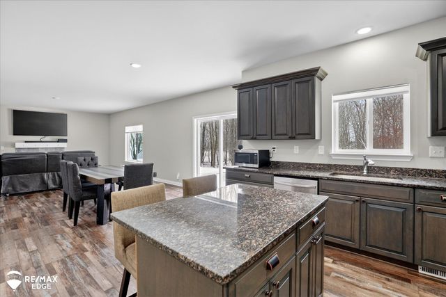 8224 Peninsula Circle, Grand Blanc, MI 48439