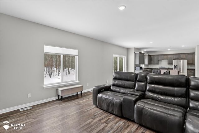 8224 Peninsula Circle, Grand Blanc, MI 48439