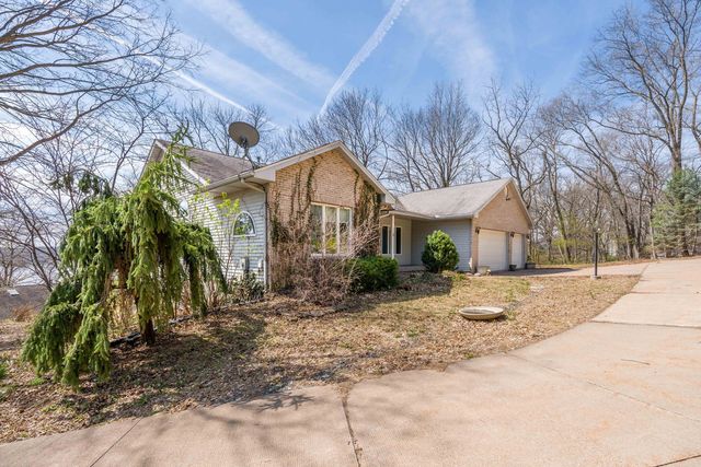3 Walbrier Court, Leclaire, IA 52753