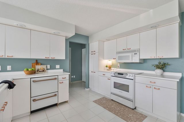 3 Walbrier Court, Leclaire, IA 52753
