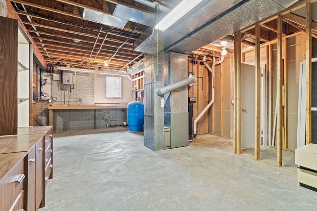 3 Walbrier Court, Leclaire, IA 52753