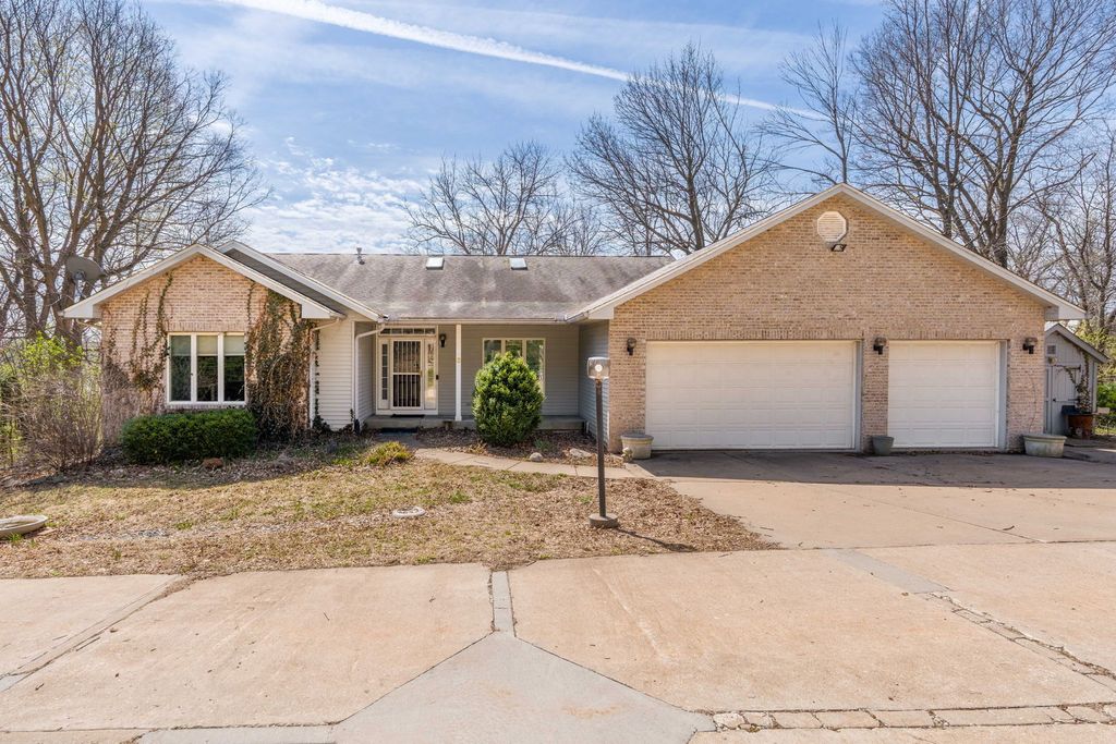 3 Walbrier Court, Leclaire, IA 52753