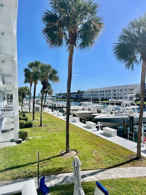 108 Paradise Harbour Boulevard 209, North Palm Beach, FL 33408