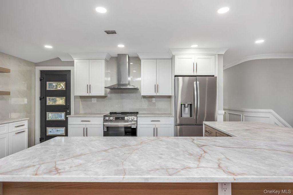 27 Clinton Lane, Hicksville, NY 11801 — photo 3